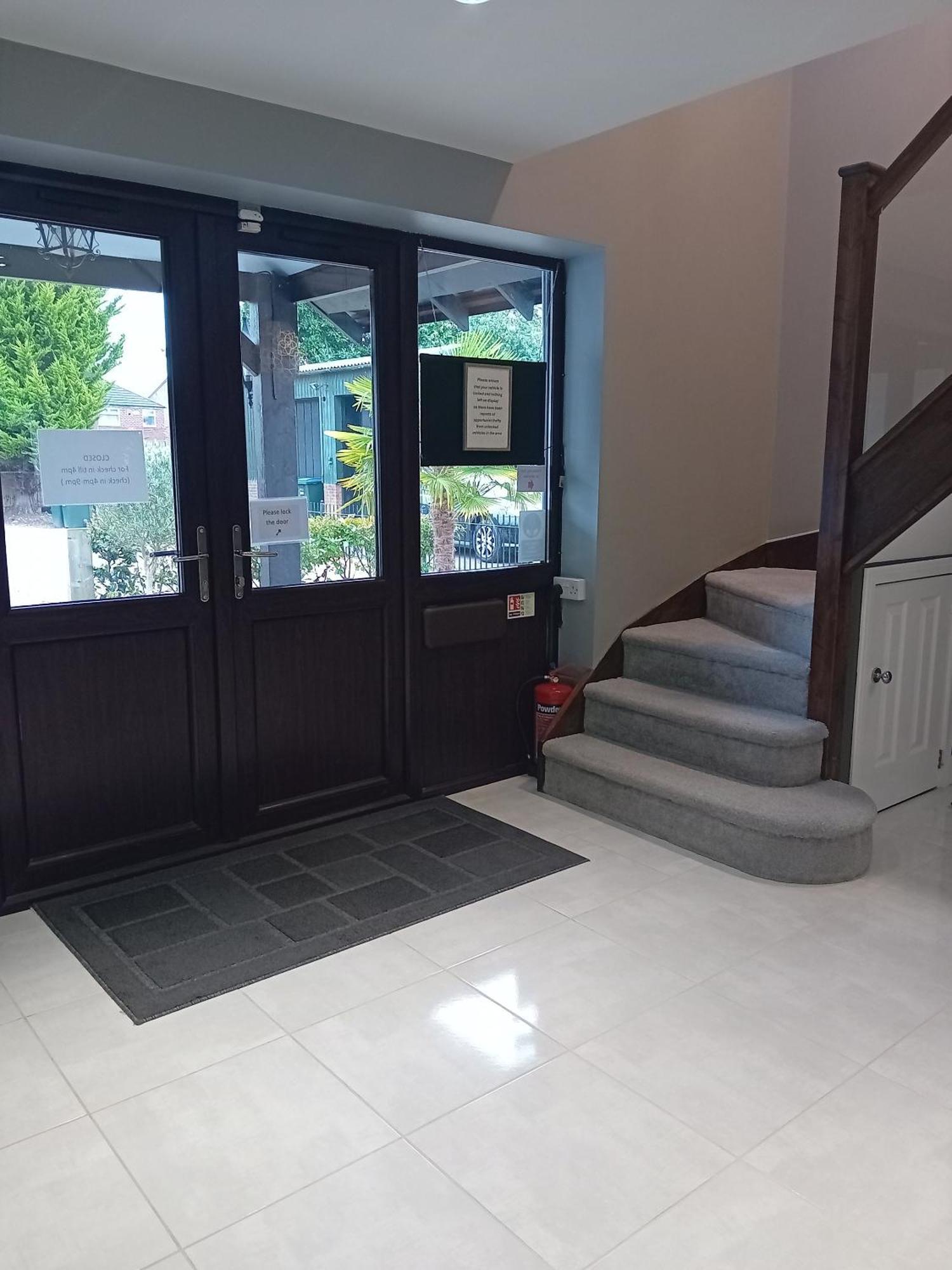 Middle House Bed & Breakfast โคเวนทรี ภายนอก รูปภาพ